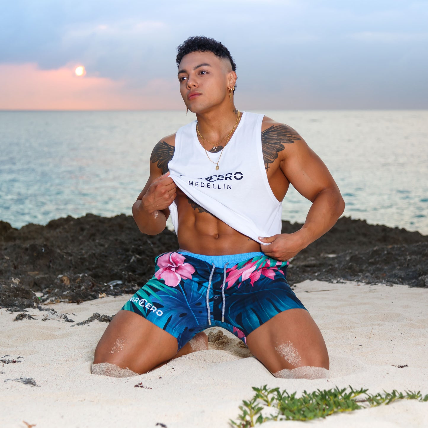 BADESHORTS FLORES AZULES MIT ROSA BLUMEN