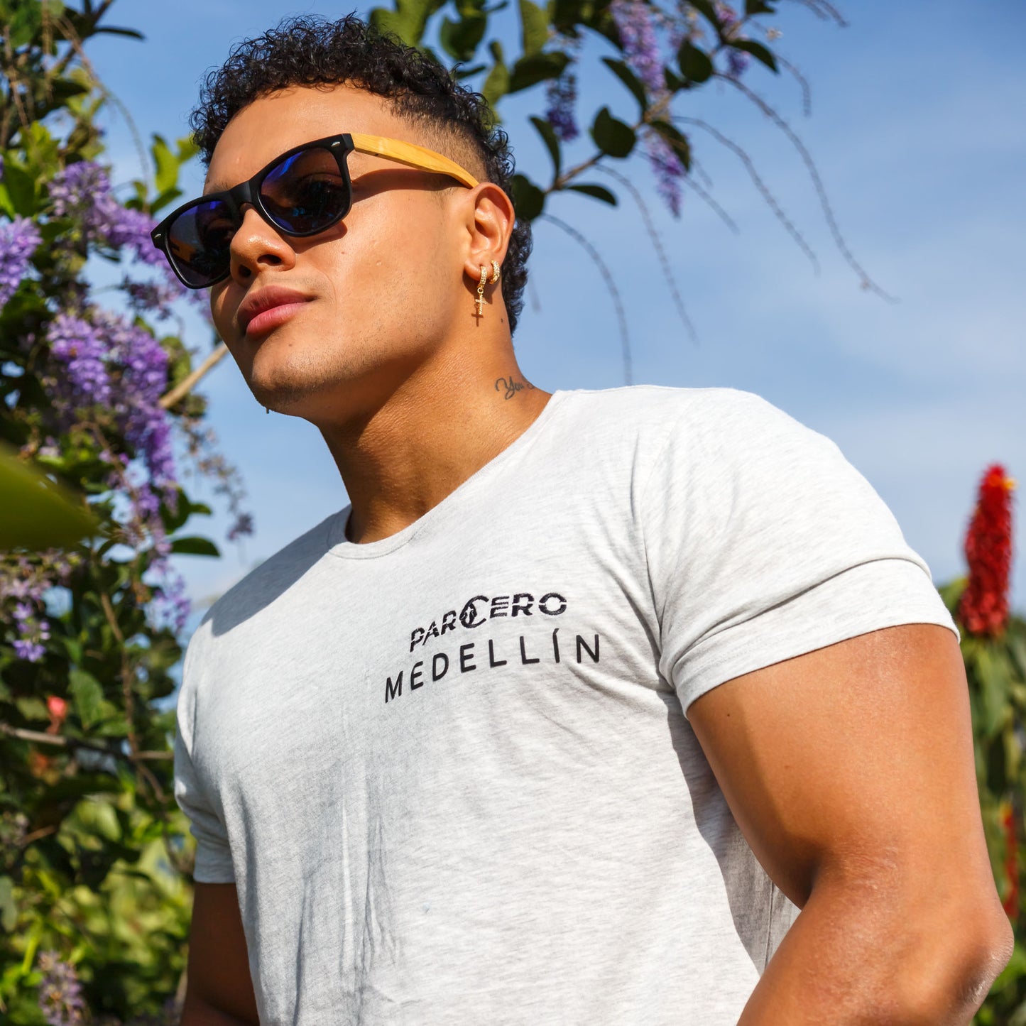 T-SHIRT AUS PIMA BAUMWOLLE MIT KLEINEM LOGO
